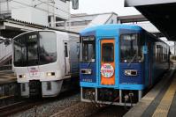 JR九州の安全マーク列車との一瞬の並び