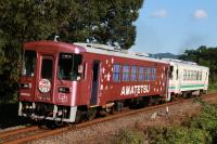 朝日を浴びて走る早朝の２両運用