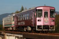 朝日を浴びて宝満川を渡るAR306号