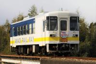 懐かしの旧塗装で宝満川をゆくAR307号