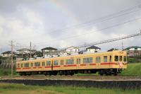 虹をバックに三苫の住宅街をゆく600形