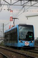 工業地帯をバックに