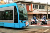 踏切での交通安全運動のひとコマ