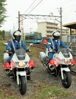 踏切での交通安全運動のひとコマ