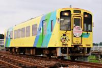 直方へ向け発車する404号