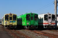車両基地で他車と並んだ412号