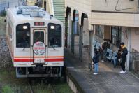 子どもさんに見送られる412号