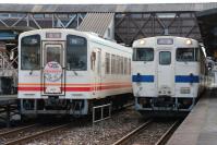 田川後藤寺駅でJR車両と並ぶ412号