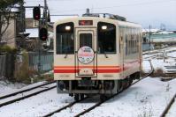 雪の金田駅に進入する412号