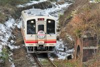 油須原駅に進入する412号