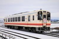 雪の中元寺川をゆく412号