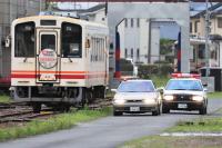 車両基地で行われた爆破体験ロケのひとコマ