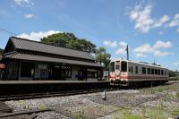 九州最古の木造駅舎・油須原駅に到着した412号