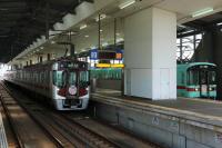 安全マーク列車同士のホーム並び