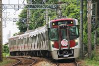 勾配を上り詰め朝倉街道へ向かう9000形