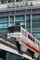 特徴ある小倉駅を出発する安全マーク列車