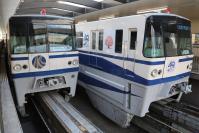 旦過駅で並んだ安全マーク列車と開業４０周年記念ラッピング列車