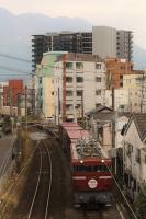 桜島をバックに鹿児島駅を発車するED7683号