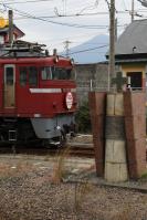 桜島バックの入換を旧鹿児島機関区の記念碑が見守る