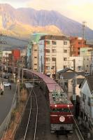 桜島をバックに発車するED761015号