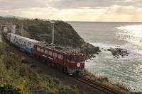 夕陽を浴びて西方海岸をゆくED761015号