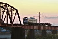 夕陽を背に球磨川を渡るEF81303号