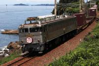 夏空のもと西方海岸をゆくEF81303号