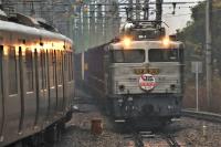 雨の久留米駅に進入する303号