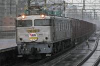 雨の吉塚駅を通過する303号