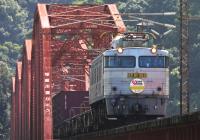 球磨川を渡る303号