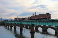 名島橋を渡る403号