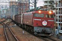 夕刻の吉塚駅を通過する404号