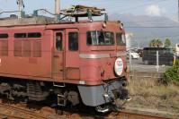 桜島をバックに入換中の406号