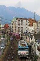 桜島をバックに発車する452号