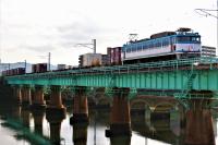 名島橋を渡る453号