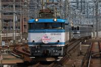 特徴ある吉塚電留線横を単機で駆け抜ける453号