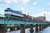 名島橋を渡る453号