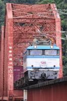 球磨川を渡る455号