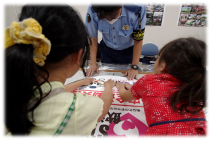 県民と連携した交通安全啓発活動の写真です。