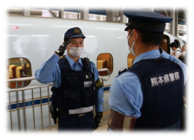 他県の鉄道警察隊員と連携した警戒の写真です。