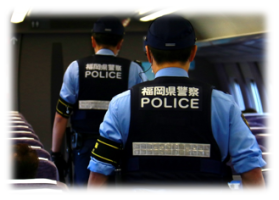 列車内を警戒する制服隊員の写真です。
