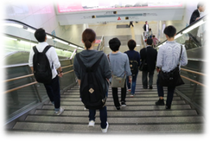 駅構内を警戒、捜査活動を行う私服隊員の写真です。