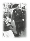 列車ないを警戒する鉄道公安職員の写真です。