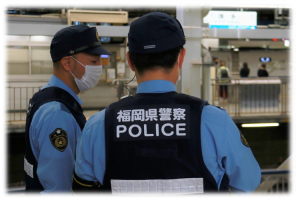 駅構内を警戒する制服隊員の写真です。