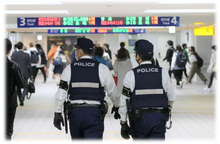 駅構内を警戒する制服隊員の写真です。