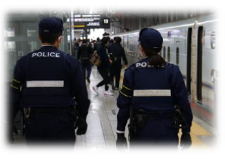 駅構内を警戒する制服隊員の写真です。
