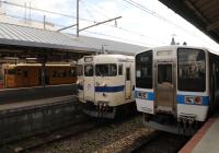 JR西日本の国鉄形と並んだ４１５系