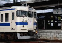 江北に改称前の肥前山口駅に停車する415系