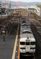 若戸大橋をバックに走る415系