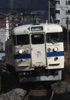 門司機関区前を通過する415系